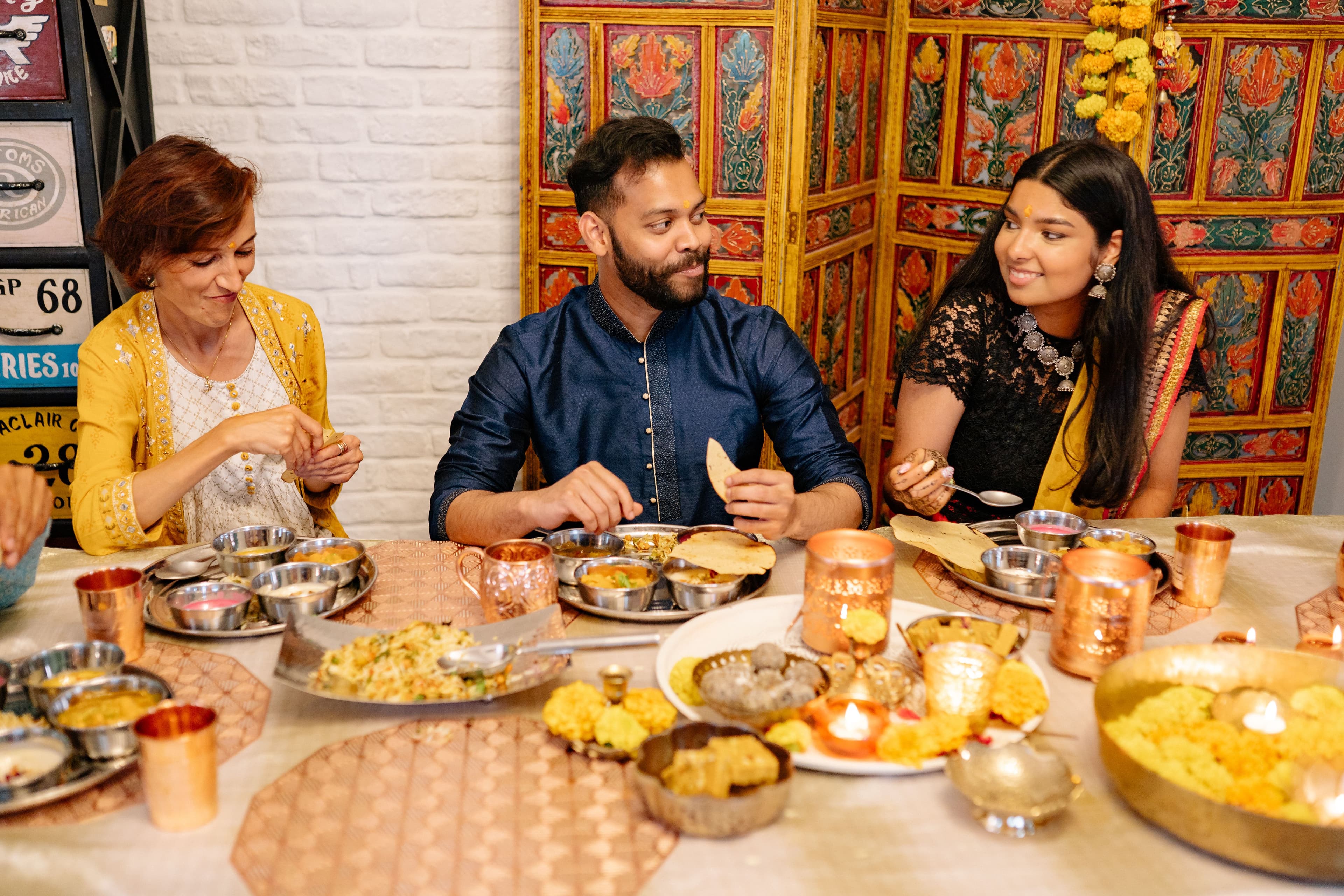 Dining etiquette in India - eating with hands and table manners guide