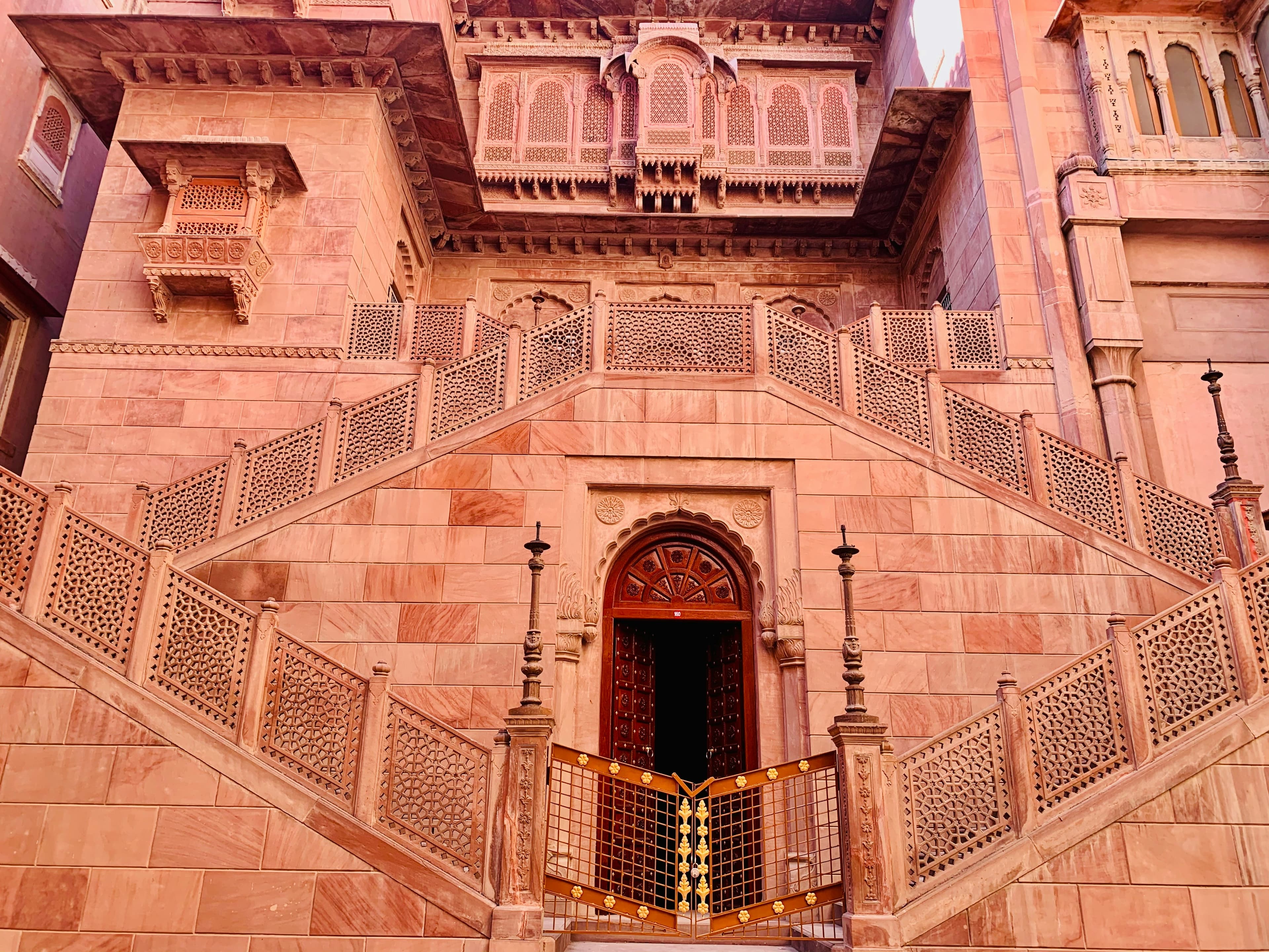 Bikaner travel guide - Junagarh Fort palaces and luxury desert tours Rajasthan