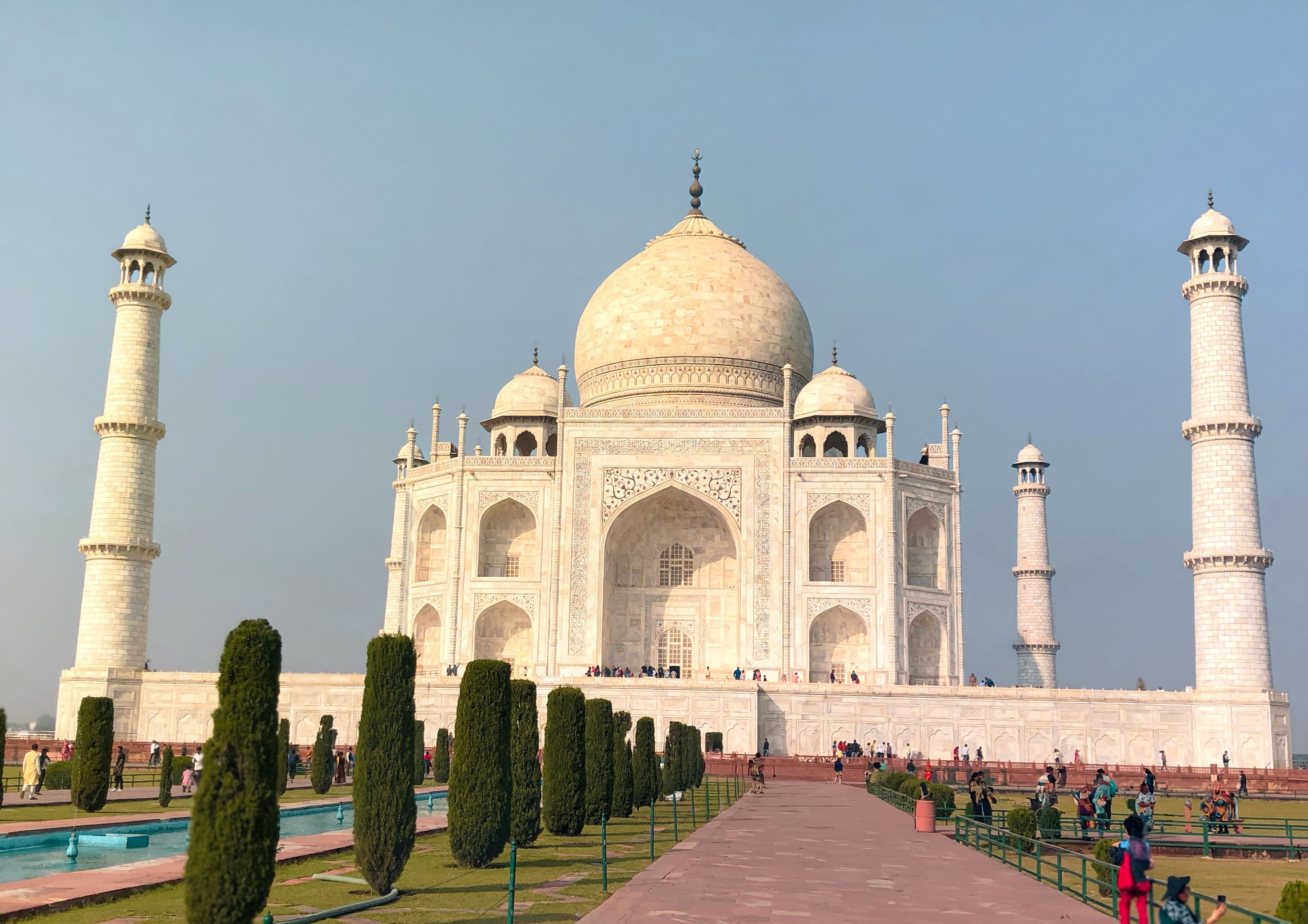 Taj Mahal, Agra (40 km)