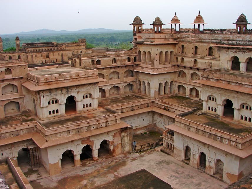 Orchha (180 km)