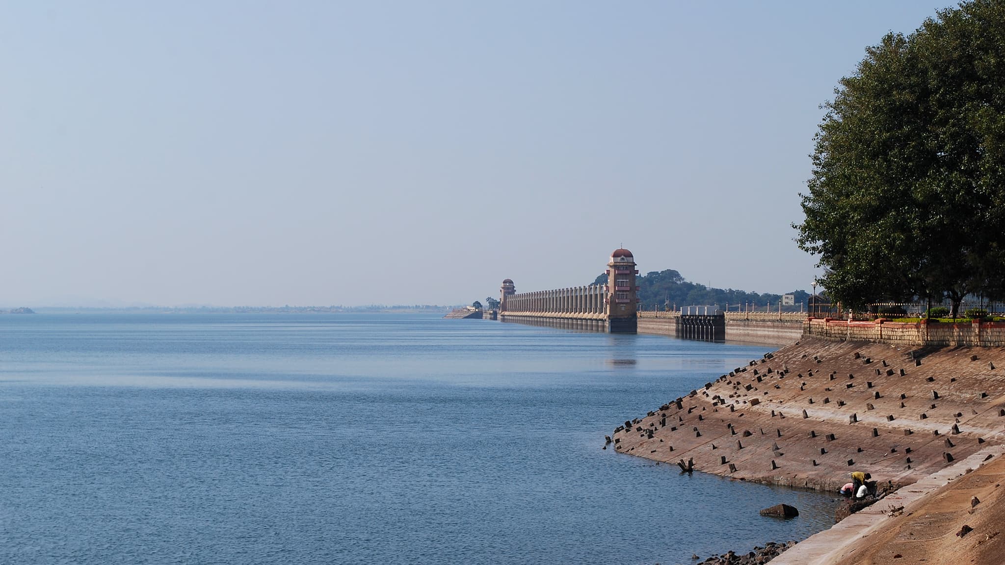 Tungabhadra Dam (6 km)