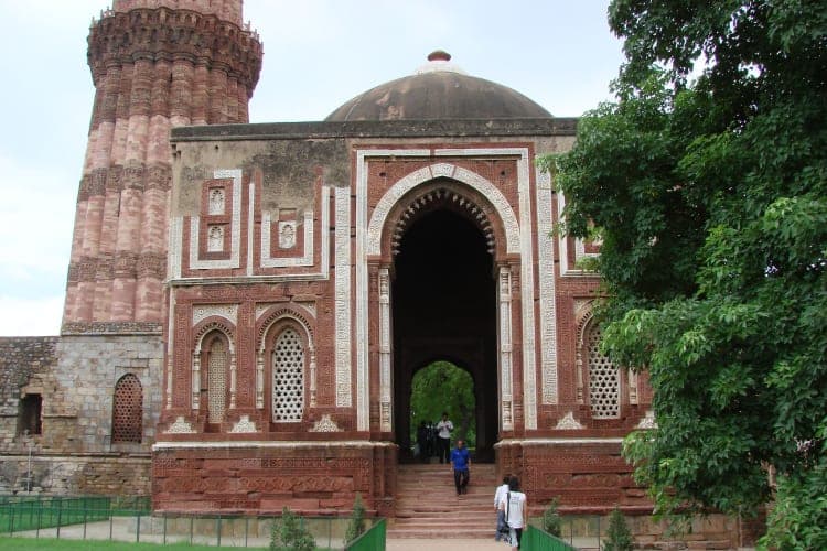 Quwwat-ul-Islam Mosque - India's First Mosque