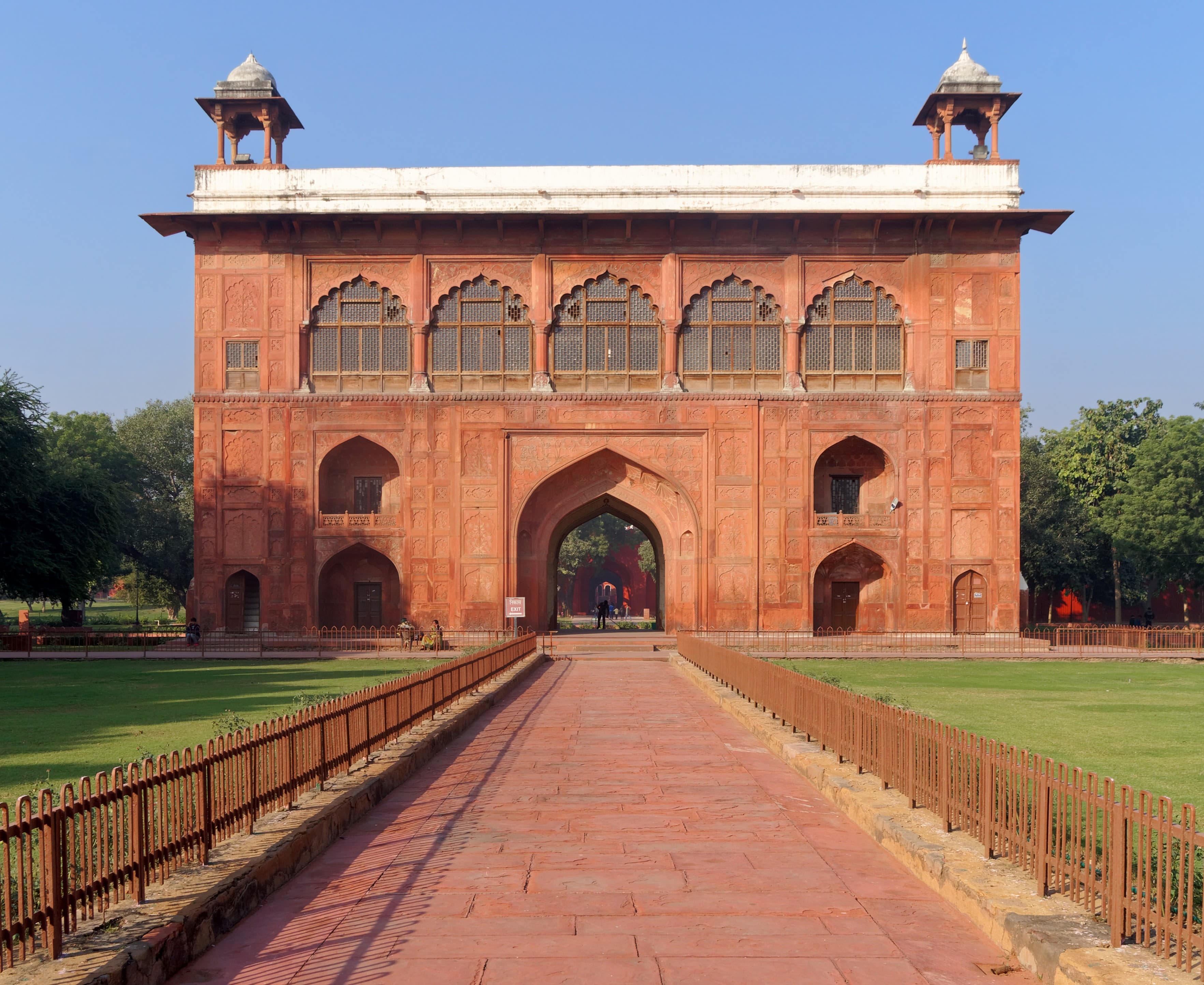 Red Fort history - Shah Jahan's Mughal capital with red sandstone fort and UNESCO