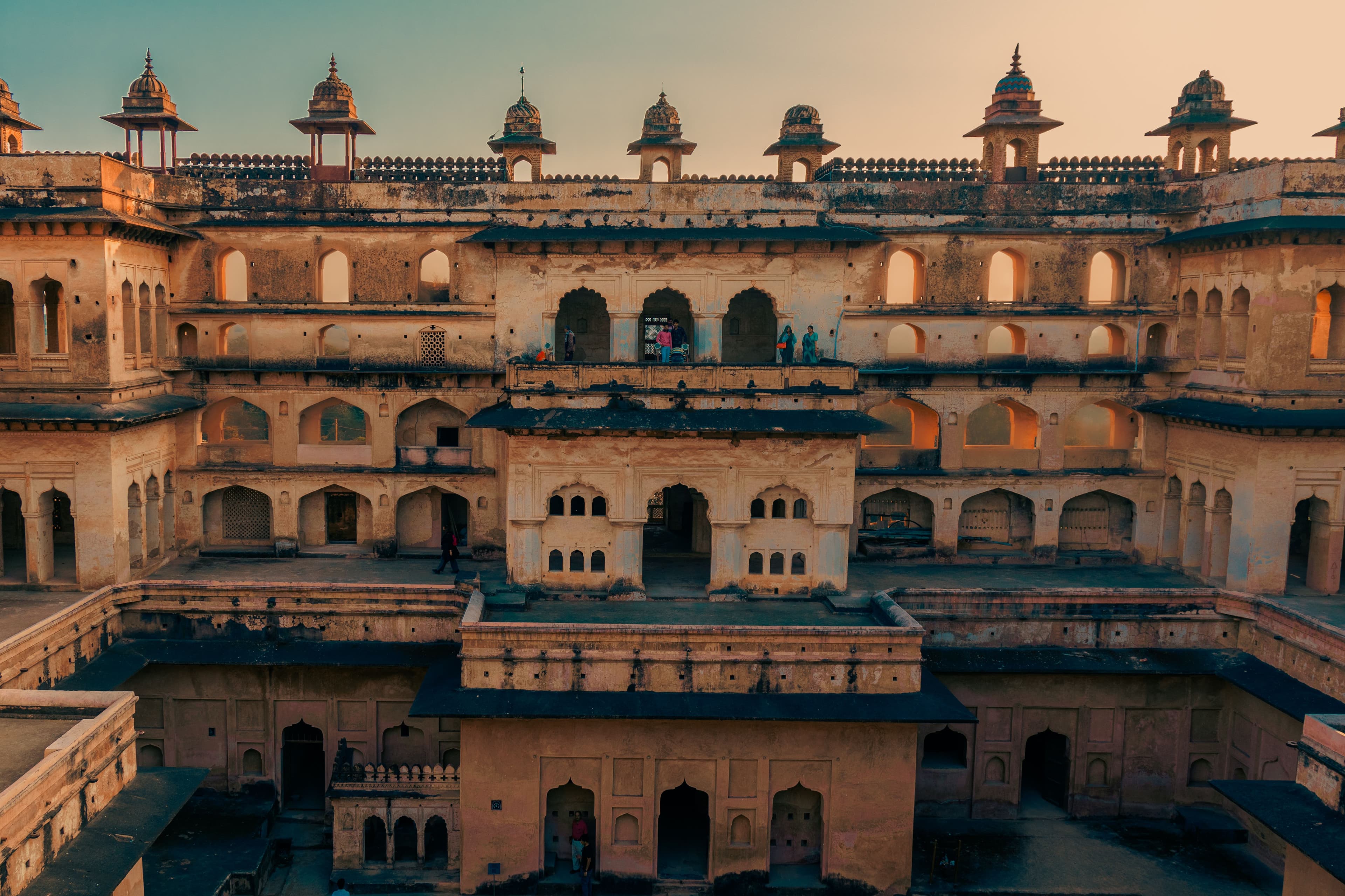 Alwar architecture - Rajput and Mughal features in forts and palaces